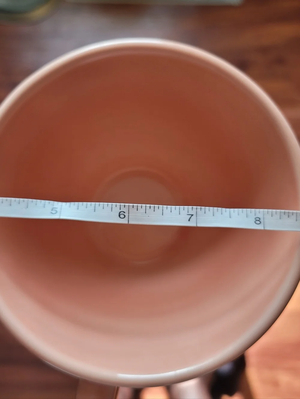 Sur la table Salmonish Ceramic Earthenware Latte Mug. Portugal